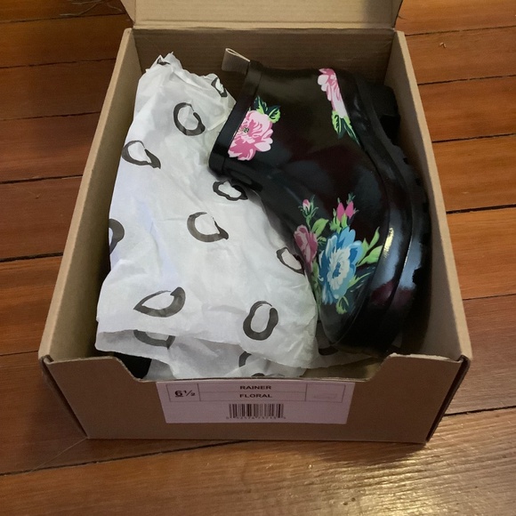 Journee Rainer Floral Short Rain and Gardening Boots - Picture 4 of 5